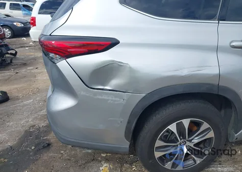 2021 Toyota Highlander Xle z USA, uszkodzony, nr VIN 5TDGZRAH0MS522675